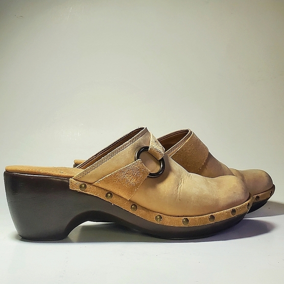 EDDIE BAUER Clogs Tan Leather Mahogany 3" Heel Suede Strap & Rivets Women's 8 M - Picture 3 of 11